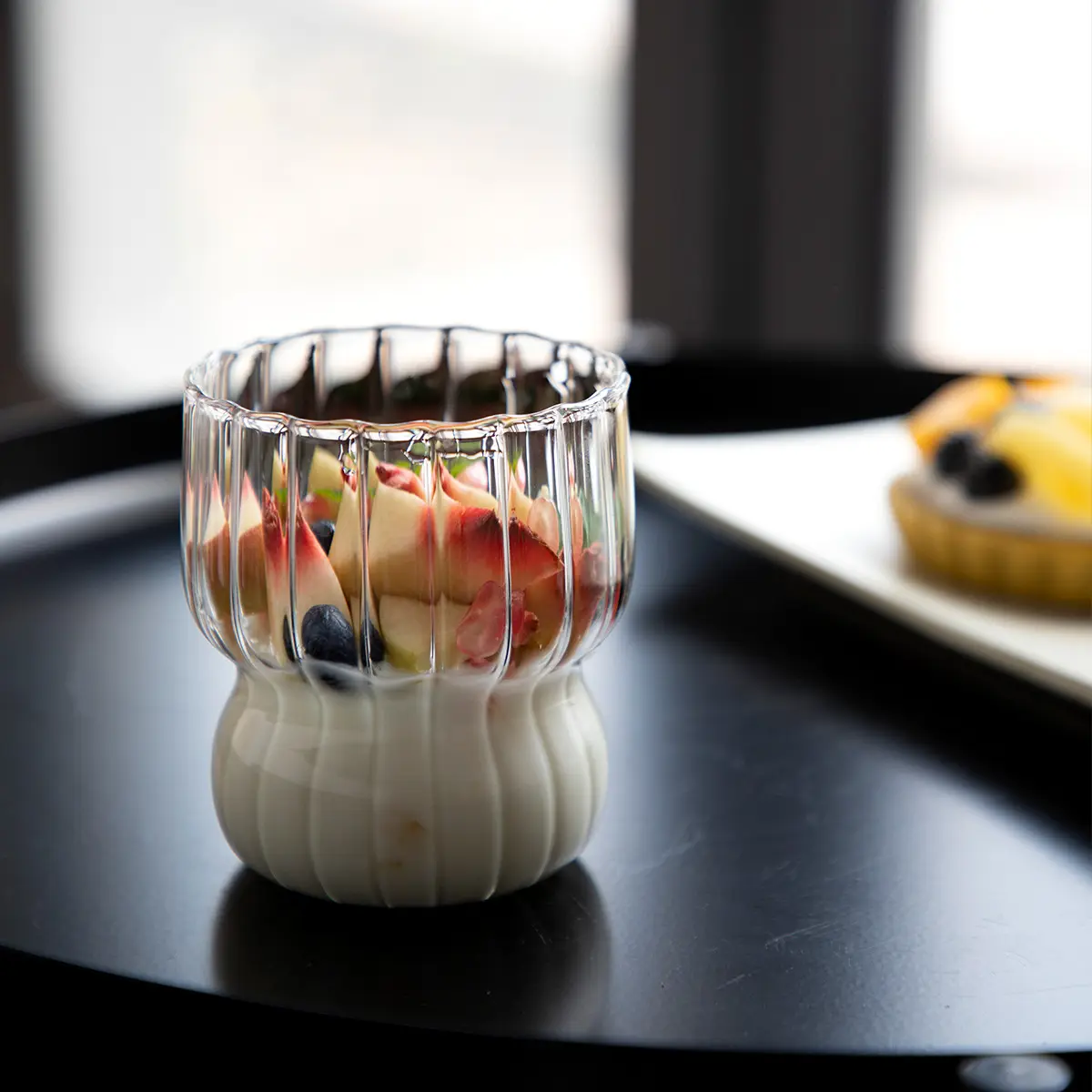 Gestreifter Glasbecher